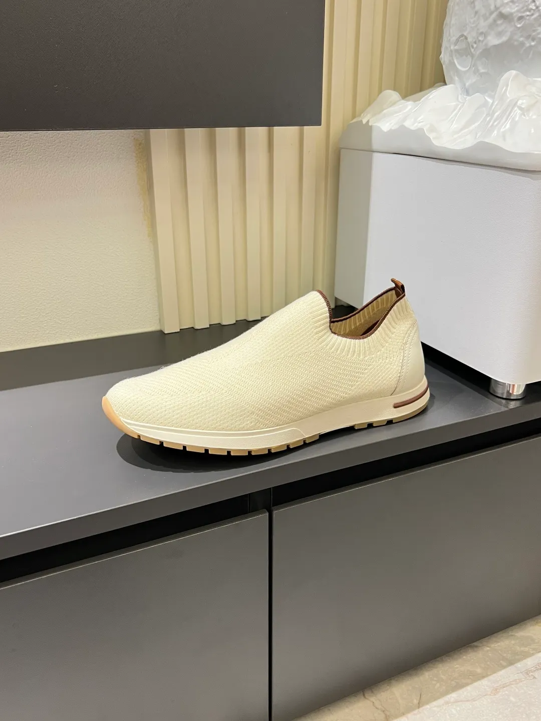 Men's Men's Shoes 💰p380 Loro Men's Shoes 💰piana/Noyo Piana 360 L Men's Shoes 💰p Flexy Walk Men's Sports Shoes These sports shoes are made of knitted wool uppers, and the heel is wrapped in smooth calf leather. Merino sheep are selected from Australia and New Zealand. The upper is machine-woven like a sweater, and then equipped with a white rubber outsole and a Kummel-colored sole. It is both beautiful and non-slip. The fabric is 100% cashmere and the insole is calf leather. It is super comfortable on the feet! Comes with full original packaging! Multiple colors available! Size: 38-44 (45 customized)
